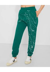 JOANNA MUZYK - Zielone spodnie dresowe Love Me. Stan: podwyższony. Kolor: zielony. Materiał: dresówka. Wzór: napisy, aplikacja