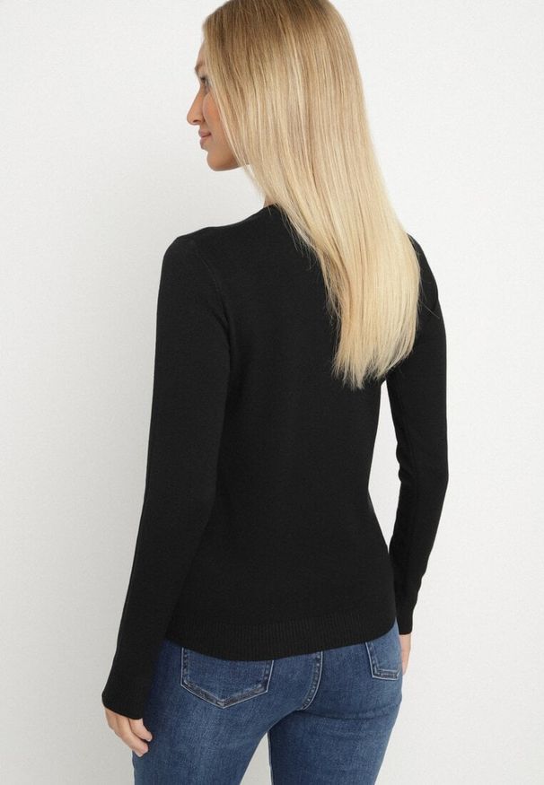Born2be - Czarny Klasyczny Sweter z Wiskozą Oleva. Okazja: do pracy, na co dzień. Kolor: czarny. Materiał: wiskoza. Styl: klasyczny
