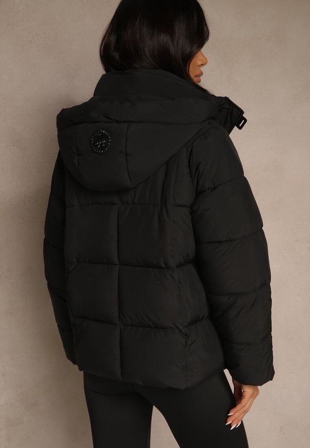 Renee - Czarna Pikowana Kurtka o Fasonie Oversize z Kapturem Galadea. Okazja: na co dzień. Typ kołnierza: kaptur. Kolor: czarny. Materiał: dzianina, jeans, poliester. Wzór: aplikacja. Sezon: zima. Styl: casual