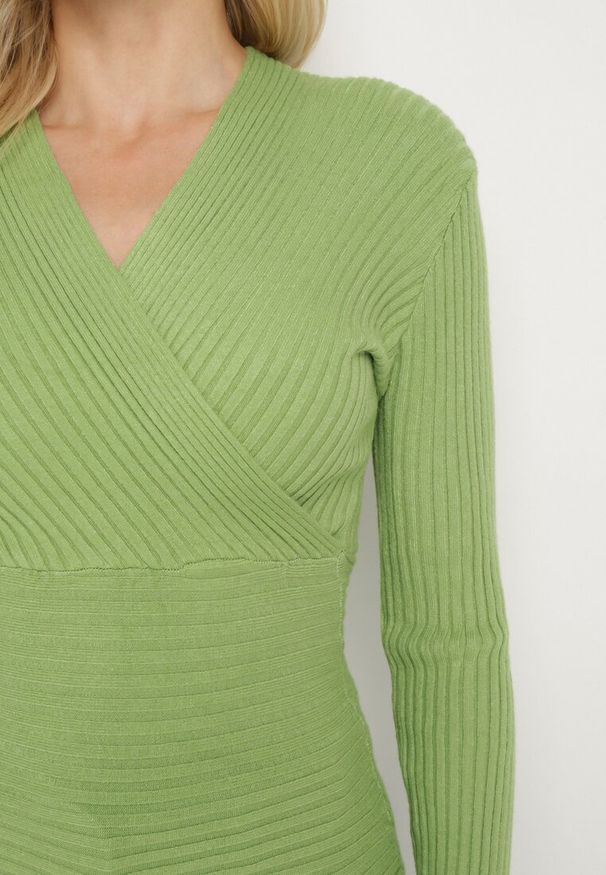 Born2be - Zielony Sweter Kopertowy z Prążkowanej Dzianiny Zaki. Okazja: na co dzień. Kolor: zielony. Materiał: prążkowany, dzianina. Długość rękawa: długi rękaw. Długość: długie. Styl: elegancki, casual, rockowy