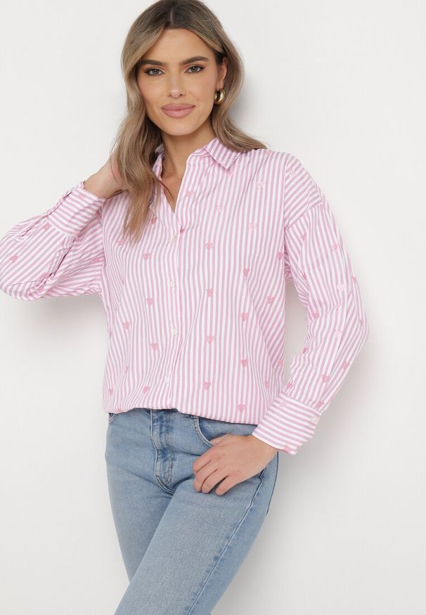 Born2be - Różowa Koszula Bawełniana w Paski z Haftowanymi Serduszkami Sanileni. Kolor: różowy. Materiał: bawełna. Wzór: haft, paski