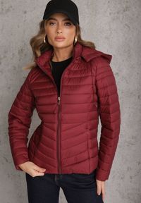 Renee - Bordowa Przejściowa Kurtka Pikowana z Kapturem z Możliwością Odpięcia Pretiga. Okazja: na spacer. Typ kołnierza: kaptur. Kolor: czerwony. Materiał: nylon, jeans #1