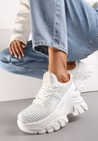 Renee - Białe Sneakersy na Platformie z Cholewką z Cyrkoniami Harilena. Okazja: na co dzień. Kolor: biały. Szerokość cholewki: normalna. Obcas: na platformie