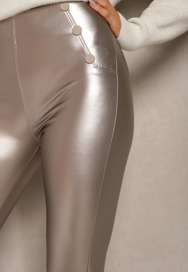 Renee - Srebrne Legginsy High Waist z Imitacji Skóry z Gumką w Pasie Ozdobione Guzikami Sinairis. Okazja: na spotkanie biznesowe. Stan: podwyższony. Kolor: srebrny. Materiał: skóra. Wzór: aplikacja. Styl: klasyczny, biznesowy, rockowy