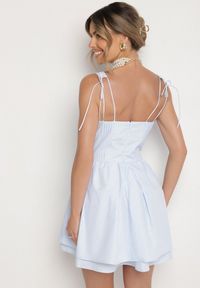 Born2be - Niebieska Bawełniana Sukienka Vices w Rustykalnym Stylu z Wiązaniem Fenavira. Okazja: na co dzień. Kolor: niebieski. Materiał: bawełna. Długość rękawa: na ramiączkach. Wzór: aplikacja. Styl: casual #4