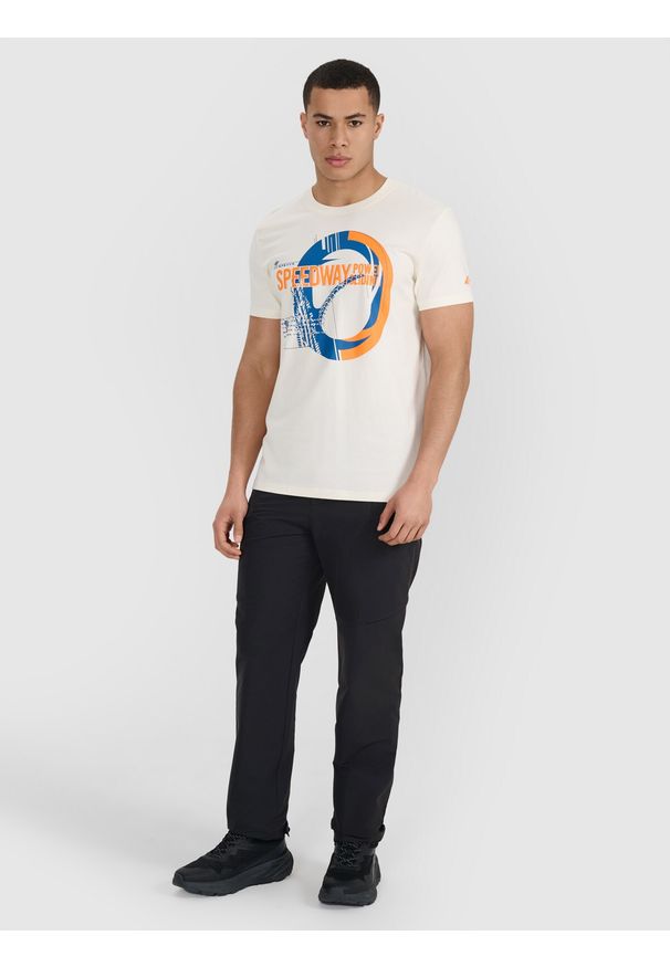 4f - 4F T-shirt regular z nadrukiem męski - beżowy S. Okazja: na co dzień. Kolor: beżowy. Materiał: jersey, bawełna, materiał. Długość rękawa: krótki rękaw. Długość: krótkie. Wzór: nadruk. Styl: casual, klasyczny, sportowy