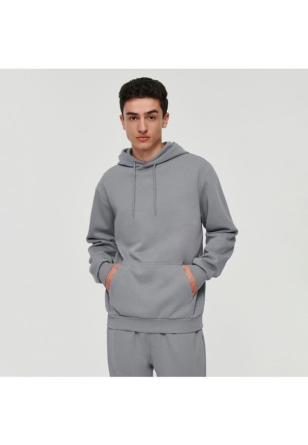 House - Gładka bluza z kapturem regular fit szara - Jasny szary. Typ kołnierza: kaptur. Kolor: szary. Wzór: gładki