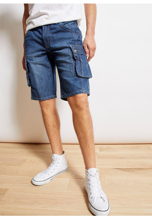 bonprix - Bermudy dżinsowe bojówki, regular fit. Kolor: niebieski. Wzór: aplikacja. Styl: elegancki