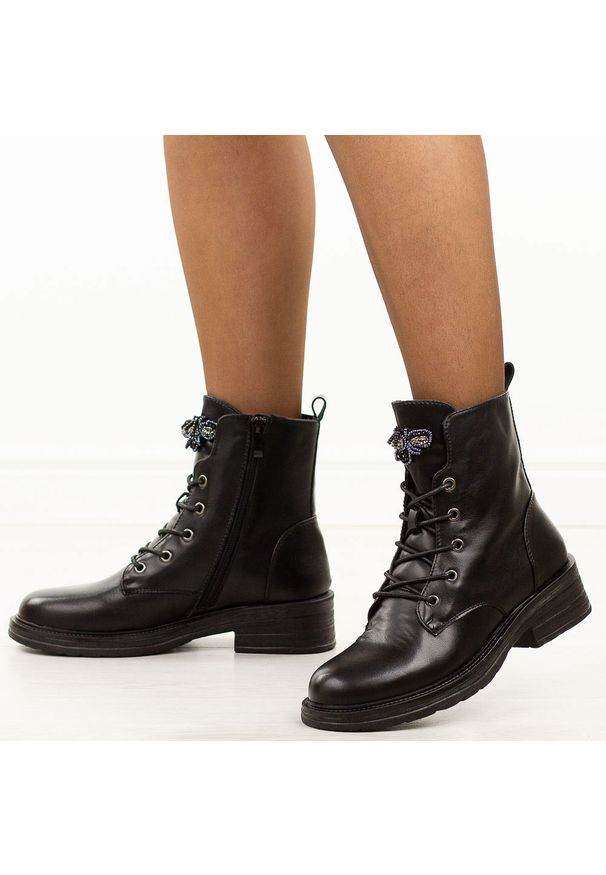 Czarne wyższe skórzane botki damskie M.Daszyński 2509-1. Okazja: na spacer, na co dzień. Nosek buta: okrągły. Zapięcie: sznurówki. Kolor: czarny. Materiał: skóra. Szerokość cholewki: normalna. Sezon: zima, jesień. Styl: casual, elegancki, klasyczny