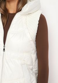 Born2be - Biała Pikowana Kamizelka z Kapturem i Ściągaczami Timorae. Okazja: na spacer. Typ kołnierza: kaptur. Kolor: biały. Materiał: jeans #4