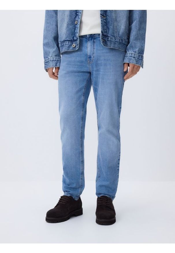 Reserved - Jeansy slim z efektem sprania - niebieski. Kolor: niebieski