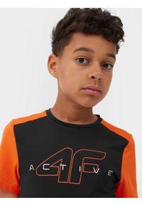 4F JUNIOR - Koszulka sportowa szybkoschnąca chłopięca - czarna. Kolor: czarny. Materiał: skóra. Wzór: napisy #2