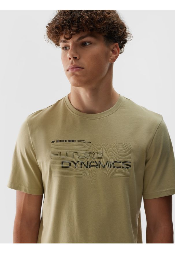 4f - 4F T-shirt regular z nadrukiem męski - khaki M. Okazja: na co dzień. Kolor: wielokolorowy, oliwkowy, brązowy. Materiał: dzianina, jersey, bawełna. Długość rękawa: krótki rękaw. Długość: krótkie. Wzór: nadruk. Styl: casual, klasyczny, sportowy