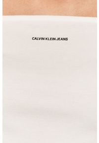 Calvin Klein Jeans - T-shirt. Okazja: na co dzień. Typ kołnierza: dekolt hiszpanka. Kolor: biały. Materiał: elastan, poliester, dzianina, wiskoza. Wzór: gładki. Styl: casual #4