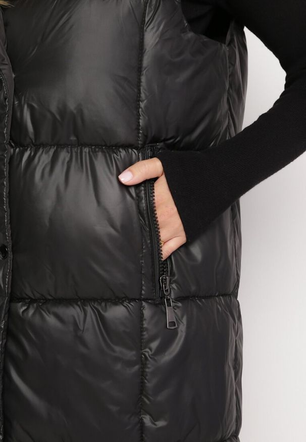 Born2be - Czarna Kamizelka o Długim Pikowanym Fasonie z Odpinanym Kapturem Glonte. Okazja: na co dzień. Kolor: czarny. Materiał: materiał, tkanina. Długość: długie. Styl: klasyczny, casual