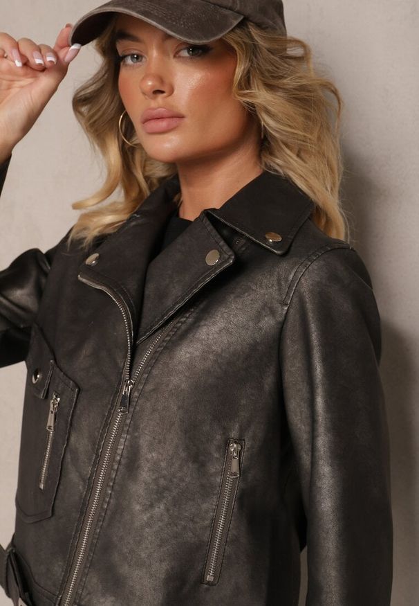 Renee - Ciemnoszara Kurtka o Kroju Ramoneski z Paskiem ze Sprzączką i Kieszeniami Milvila. Okazja: na co dzień. Kolor: szary. Materiał: jeans. Styl: casual, klasyczny, elegancki, rockowy