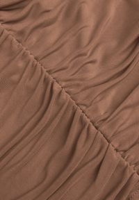 Born2be - Ciemnobeżowa Siateczkowa Bluzka VICES z Odkrytymi Ramionami Ozdobiona Marszczeniem Tuvita. Okazja: na co dzień. Kolor: beżowy. Materiał: jeans. Wzór: aplikacja. Styl: casual #2