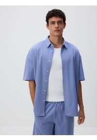 Reserved - Koszula oversize w paski - niebieski. Kolor: niebieski. Materiał: dzianina, bawełna. Wzór: paski #1