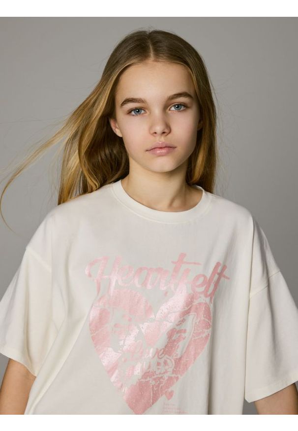 Reserved - T-shirt z metalicznym nadrukiem - złamana biel. Materiał: bawełna. Wzór: nadruk