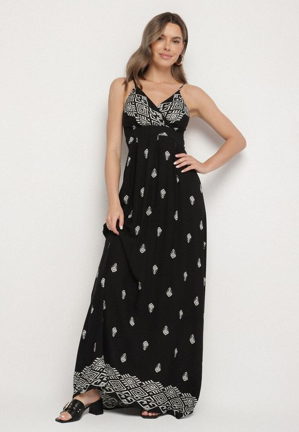 Born2be - Czarna Bawełniana Sukienka Rozkloszowana z Kopertowym Dekoltem i Wiązaniem Revevra. Okazja: na randkę, na co dzień. Typ kołnierza: dekolt kopertowy. Kolor: czarny. Materiał: bawełna. Długość rękawa: na ramiączkach. Typ sukienki: kopertowe. Styl: casual