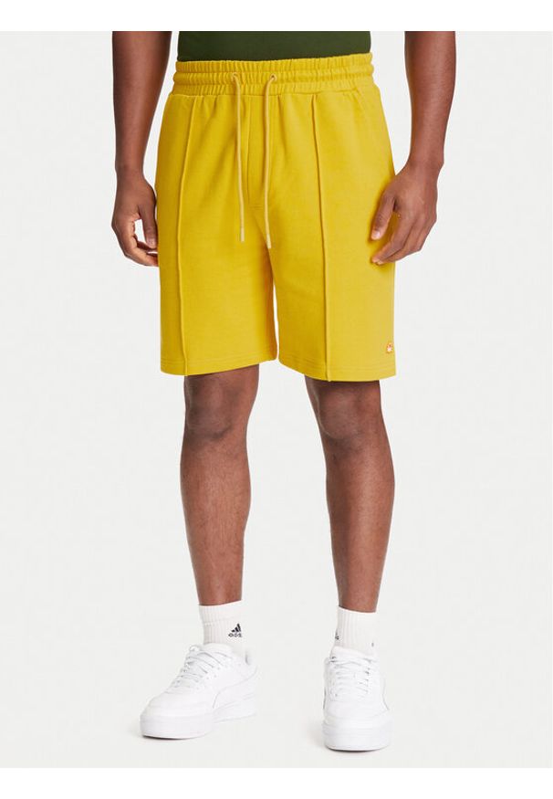 United Colors of Benetton - United Colors Of Benetton Szorty sportowe 342ZU900X Żółty Regular Fit. Kolor: żółty. Materiał: bawełna. Styl: sportowy