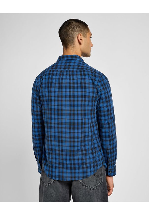 Lee - LEE MĘSKA KOSZULA LEE BUTTON DOWN BLUE 112355642 L880015617. Okazja: na co dzień. Typ kołnierza: button down. Kolor: brązowy. Materiał: bawełna. Długość: długie. Wzór: kratka. Styl: casual, klasyczny