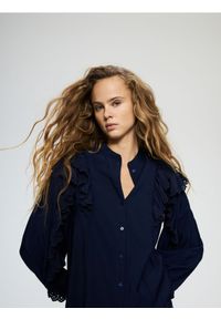 Reserved - Koszula z falbanami - granatowy. Kolor: niebieski. Materiał: tkanina, wiskoza #1