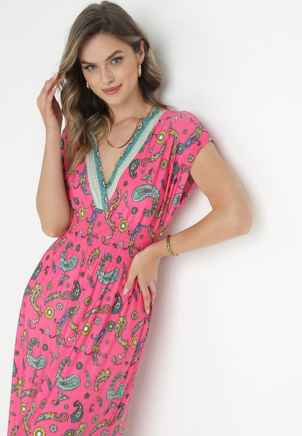 Born2be - Różowa Kopertowa Sukienka Maxi z Gumką w Pasie we Wzór Paisley Anitte. Kolor: różowy. Wzór: paisley. Sezon: wiosna, lato. Typ sukienki: kopertowe. Długość: maxi