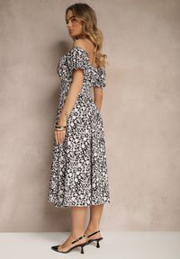 Renee - Czarna Rozkloszowana Sukienka w Kwiatowy Print z Bawełną i Dekoltem Łódką z Bufkami Saniren. Typ kołnierza: dekolt w łódkę. Kolor: czarny. Materiał: bawełna. Wzór: kwiaty, nadruk. Styl: elegancki