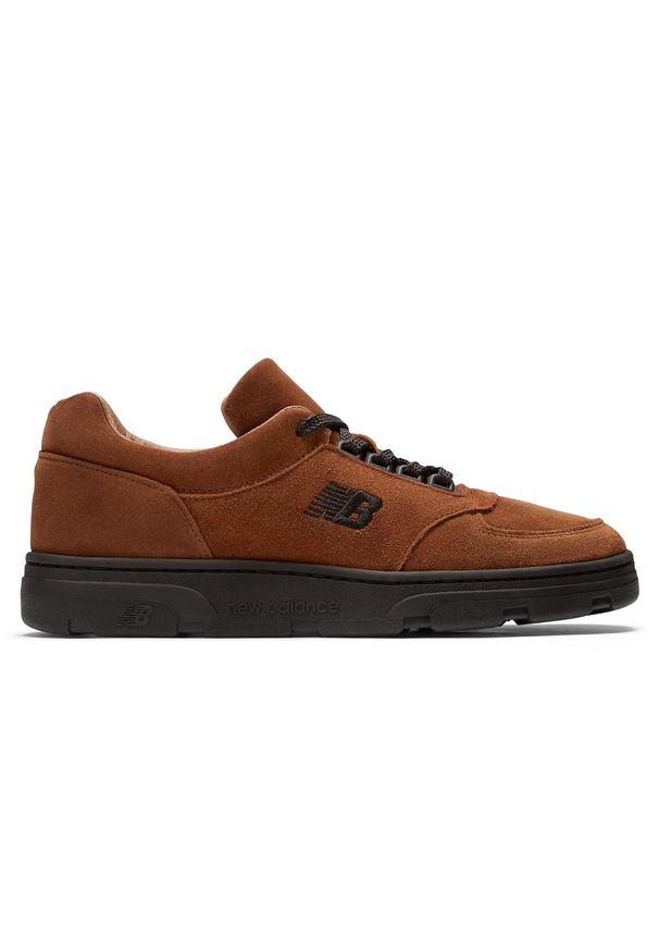 Buty męskie New Balance Allerdale UADWTRB – brązowe. Okazja: na co dzień. Kolor: brązowy. Materiał: guma, zamsz, skóra. Szerokość cholewki: normalna. Wzór: aplikacja, haft