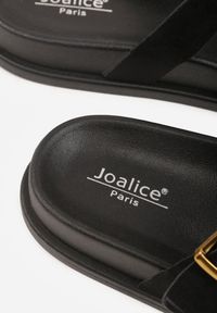 Renee - Czarne Klapki Ozdobione Geometrycznymi Paskami i Metaliczną Klamrą Hossei. Okazja: na co dzień. Kolor: czarny. Materiał: jeans. Wzór: geometria, aplikacja. Styl: casual, elegancki #6