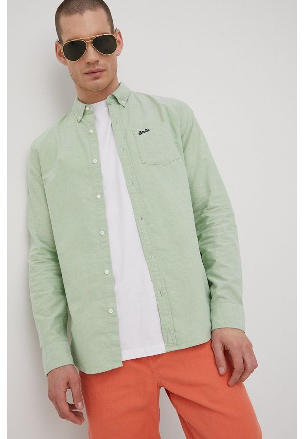 Superdry koszula bawełniana męska kolor zielony regular z kołnierzykiem button-down. Typ kołnierza: button down. Kolor: zielony. Materiał: bawełna. Długość rękawa: długi rękaw. Długość: długie