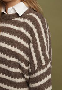 Born2be - Brązowy Sweter Oversize z Wełną i Wiskozą o Luźnym Splocie w Paski Ternose. Okazja: na co dzień. Kolor: brązowy. Materiał: wiskoza, wełna. Wzór: paski, ze splotem. Styl: casual, klasyczny #6