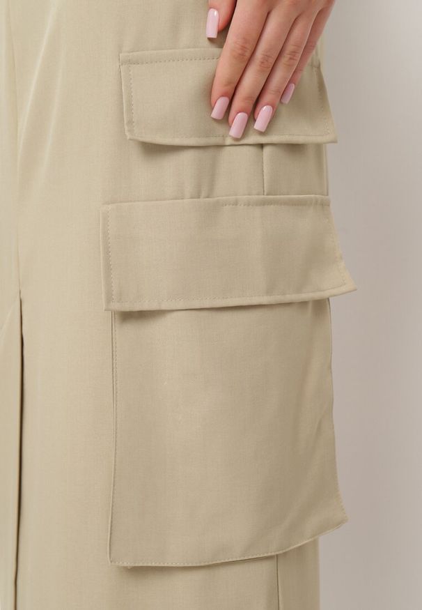 Born2be - Beżowa Spódnica w Stylu Utility z Kieszeniami i Rozcięciem na Przodzie Temari. Okazja: na co dzień. Stan: podwyższony. Kolor: beżowy. Styl: casual, elegancki