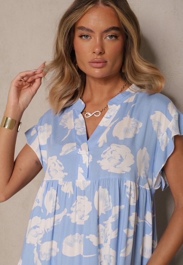 Renee - Jasnoniebieska Sukienka z Bawełny Ozdobiona Kwiatami Liranea. Okazja: na co dzień. Kolor: niebieski. Materiał: bawełna. Wzór: kwiaty, aplikacja. Styl: elegancki, casual, klasyczny