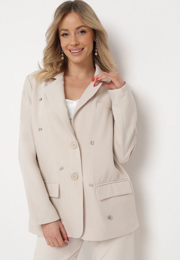Born2be - Beżowa Pudełkowa Marynarka z Kieszeniami i Ozdobnymi Literkami Keletia. Kolor: beżowy. Materiał: jeans. Styl: elegancki