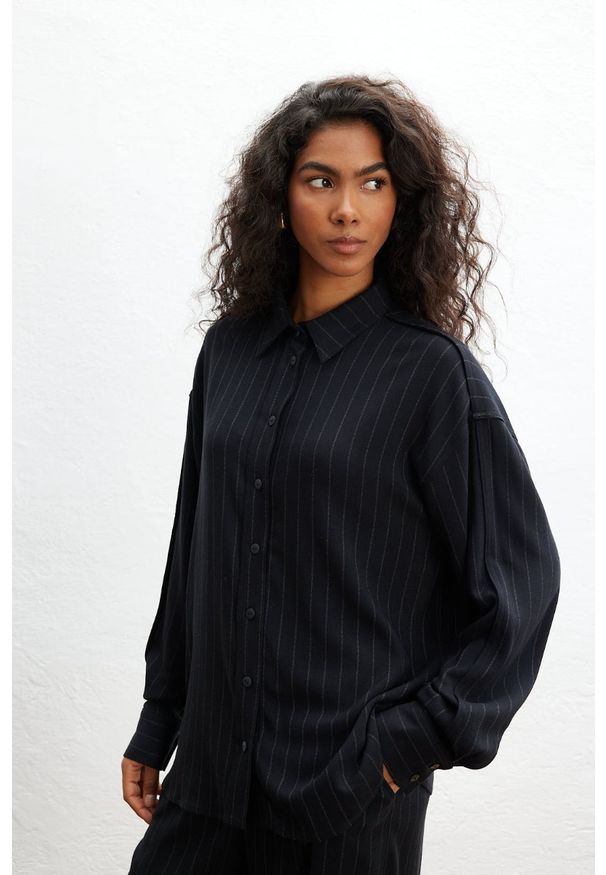 Marsala - Koszula w PASKI w kolorze BLACK - ROOMI. Okazja: na co dzień, na spotkanie biznesowe, do pracy. Materiał: wiskoza, elastan, tkanina. Długość rękawa: długi rękaw. Długość: długie. Wzór: paski. Styl: biznesowy, casual, elegancki, klasyczny