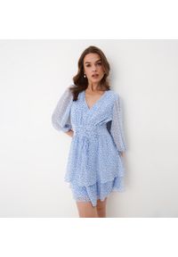 Mohito - Szyfonowa sukienka mini w kwiaty - Niebieski. Kolor: niebieski. Materiał: szyfon. Wzór: kwiaty. Długość: mini
