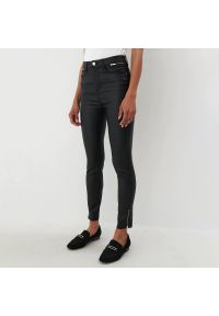 Mohito - Woskowane spodnie skinny - Czarny. Kolor: czarny #1