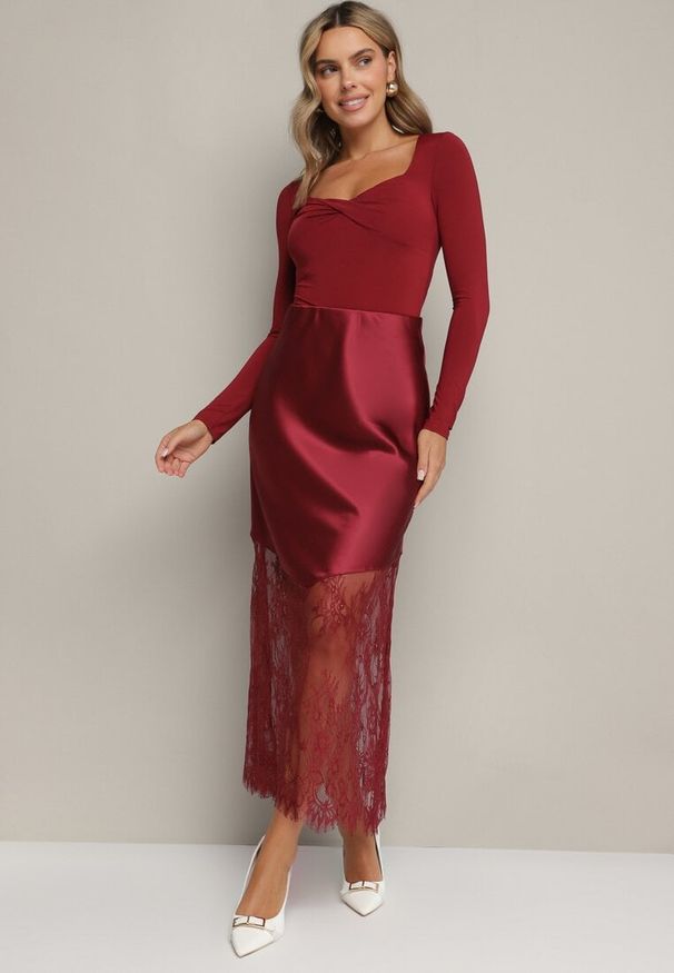 Born2be - Bordowa Satynowa Spódnica Ozdobiona Koronką Milori. Okazja: na spotkanie biznesowe. Kolor: czerwony. Materiał: satyna, koronka. Wzór: aplikacja, koronka. Sezon: wiosna, lato. Styl: biznesowy, klasyczny