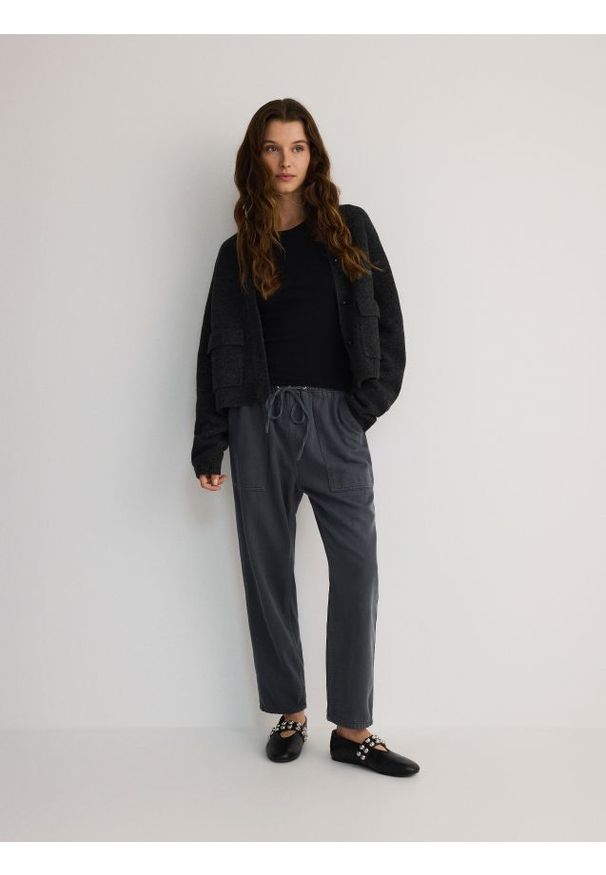 Reserved - Spodnie z bawełną i lyocellem - ciemnoszary. Kolor: szary. Materiał: bawełna