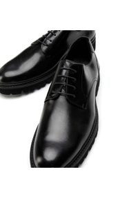 Wittchen - Męskie buty derby na grubej podeszwie. Okazja: na wesele, do pracy, na ślub cywilny. Nosek buta: otwarty. Kolor: czarny. Materiał: skóra. Szerokość cholewki: normalna. Obcas: na obcasie. Styl: klasyczny, elegancki. Wysokość obcasa: średni #6