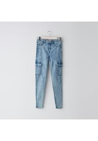 Sinsay - Jeansy z kieszeniami cargo - Niebieski. Kolor: niebieski. Materiał: jeans #1