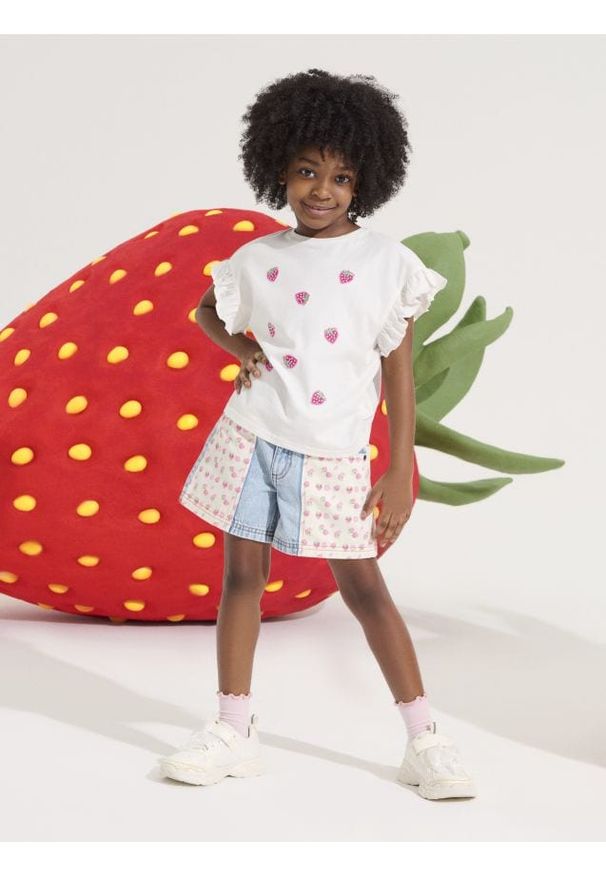 Sinsay - Szorty jeansowe z ozdobnymi naszywkami w truskawki - niebieski. Kolor: niebieski. Materiał: jeans. Wzór: aplikacja