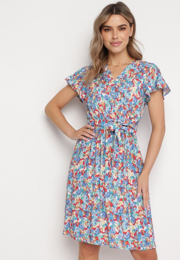 Born2be - Niebiesko-Czerwona Sukienka Midi z Wiskozowej Tkaniny w Kwiaty Relas. Typ kołnierza: dekolt kopertowy. Kolor: niebieski. Materiał: tkanina, wiskoza. Długość rękawa: krótki rękaw. Wzór: kwiaty. Typ sukienki: kopertowe. Styl: wakacyjny. Długość: midi
