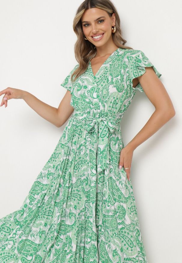 Born2be - Zielona Sukienka z Kopertowym Dekoltem z Gumką w Talii i Materiałowym Paskiem Xelovia. Okazja: na co dzień. Kolor: zielony. Materiał: materiał. Typ sukienki: kopertowe. Styl: casual, elegancki