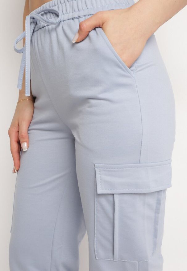 Born2be - Jasnoniebieskie Bawełniane Spodnie z Gumką w Pasie i Naszytymi Kieszeniami Selpa. Kolor: niebieski. Materiał: bawełna. Wzór: aplikacja