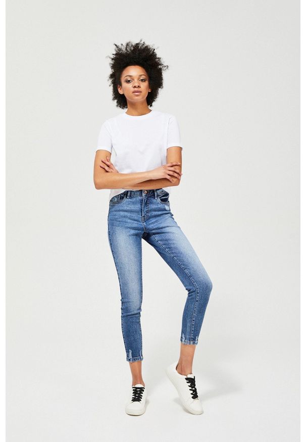 MOODO - Jeansy medium waist z przetarciami. Długość: długie. Wzór: gładki