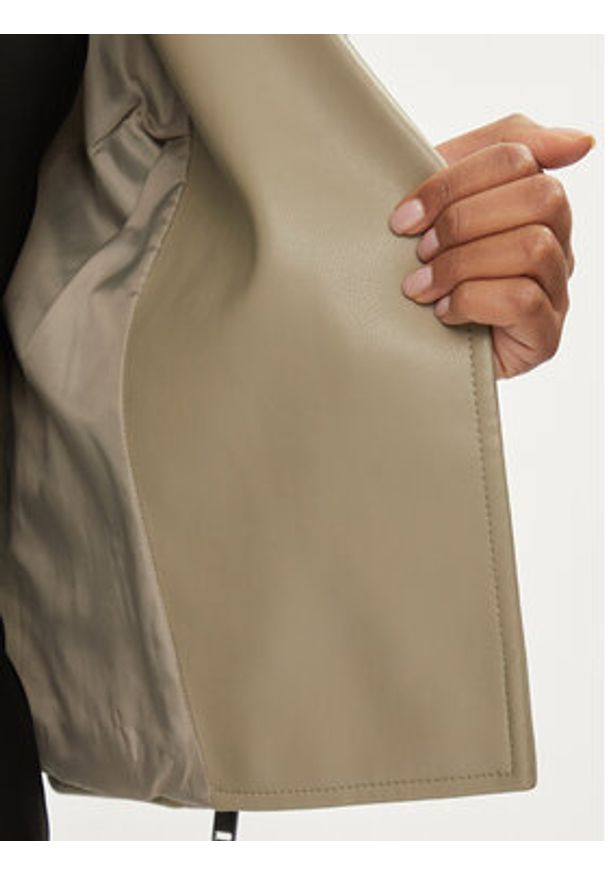 Vero Moda Kurtka z imitacji skóry Riley 10302441 Beżowy Slim Fit. Kolor: beżowy. Materiał: skóra
