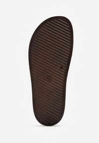 Renee - Ciemnobeżowe Klapki z Przekładanymi Paskami i Ozdobnymi Nitami Talysha. Okazja: na co dzień, na imprezę. Kolor: beżowy. Materiał: skóra, koronka. Sezon: lato. Styl: casual, elegancki #7